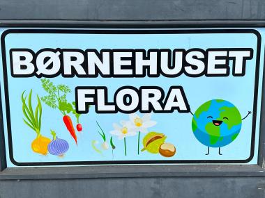 Skilt på døren til Flora